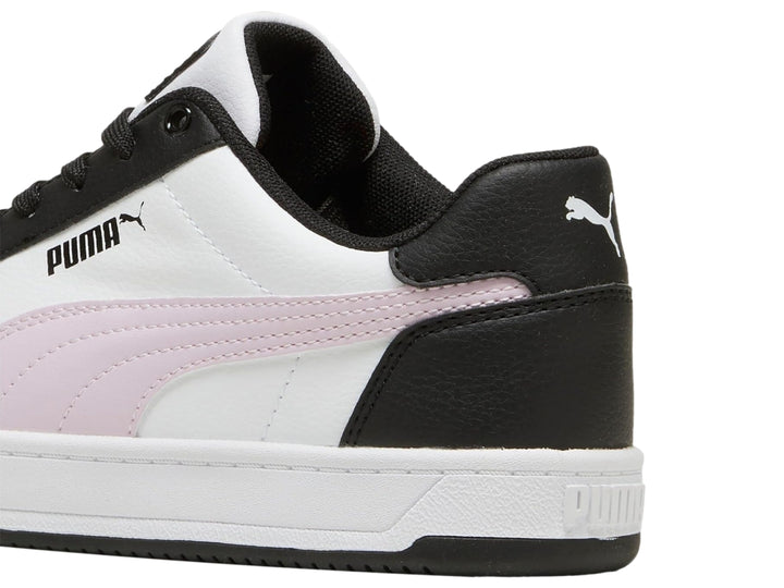 Tenis PUMA Caven 2.0 en colores blanco y negro con detalle lateral en rosa y suela blanca.