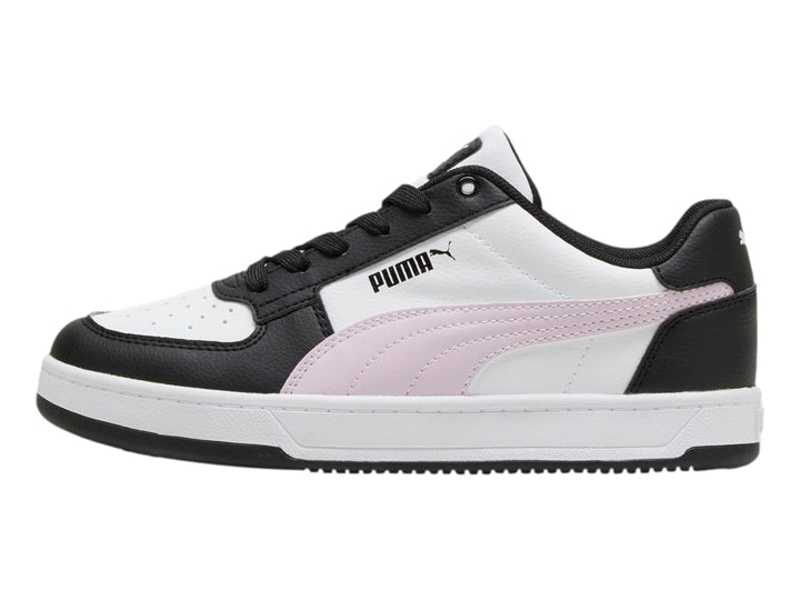 Tenis PUMA Caven 2.0 en colores blanco y negro con detalle lateral en rosa y suela blanca.