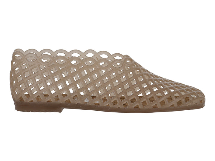 Zapato plano color beige con diseño de rejilla calada y punta fina.