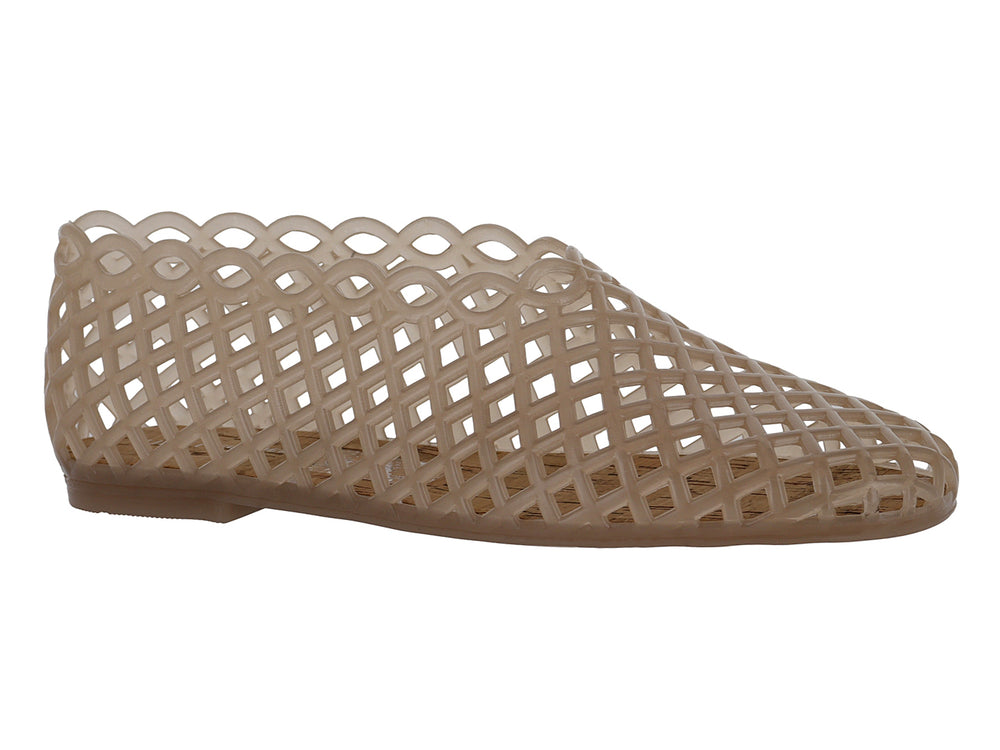 Zapato plano color beige con diseño de rejilla calada y punta fina.