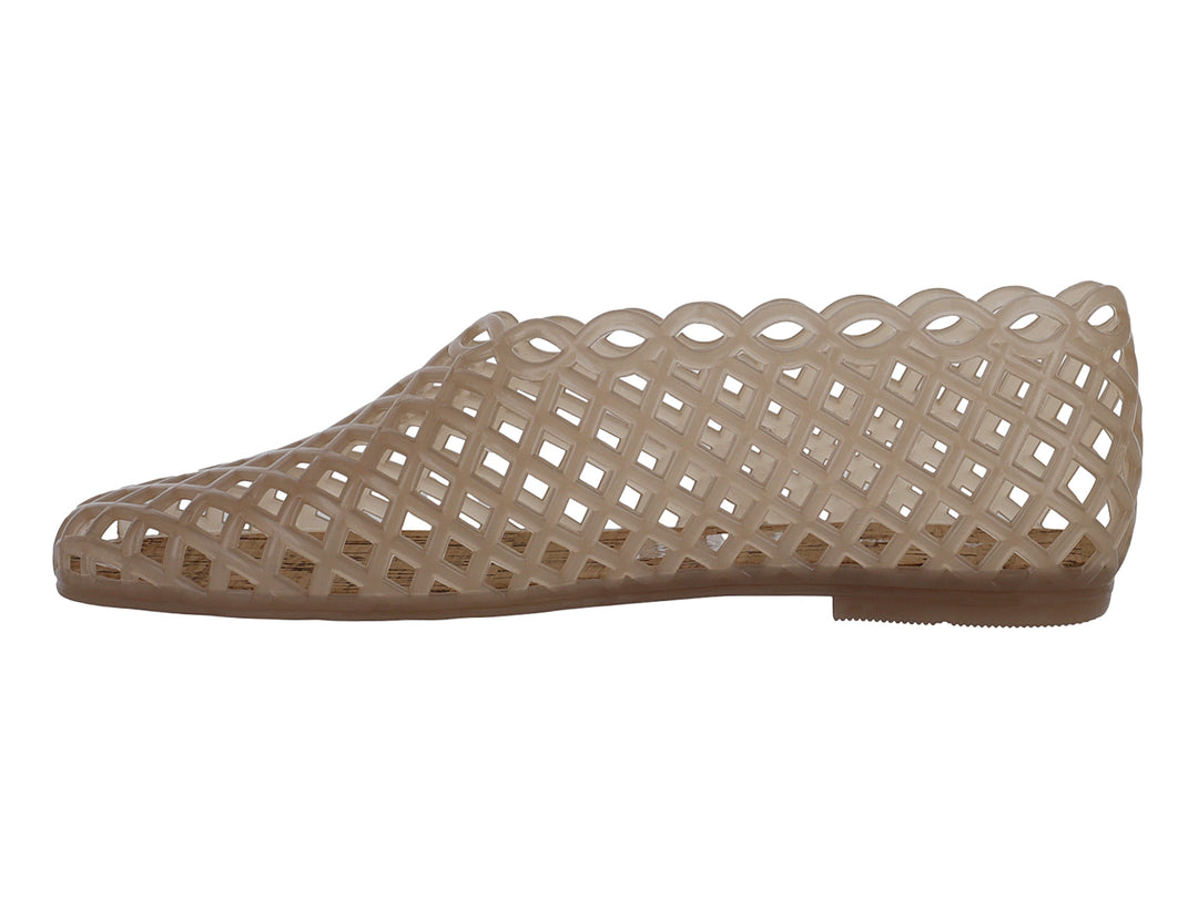 Zapato plano color beige con diseño de rejilla calada y punta fina.