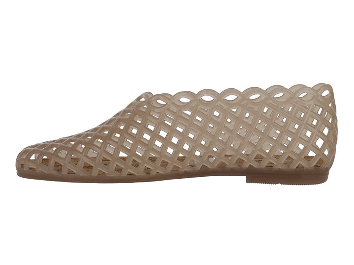 Zapato plano color beige con diseño de rejilla calada y punta fina.