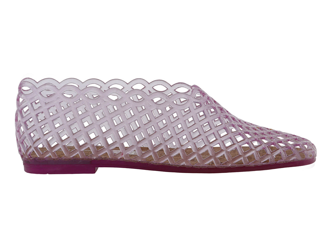 Zapato plano color rosa con diseño de rejilla calada y suela plana.