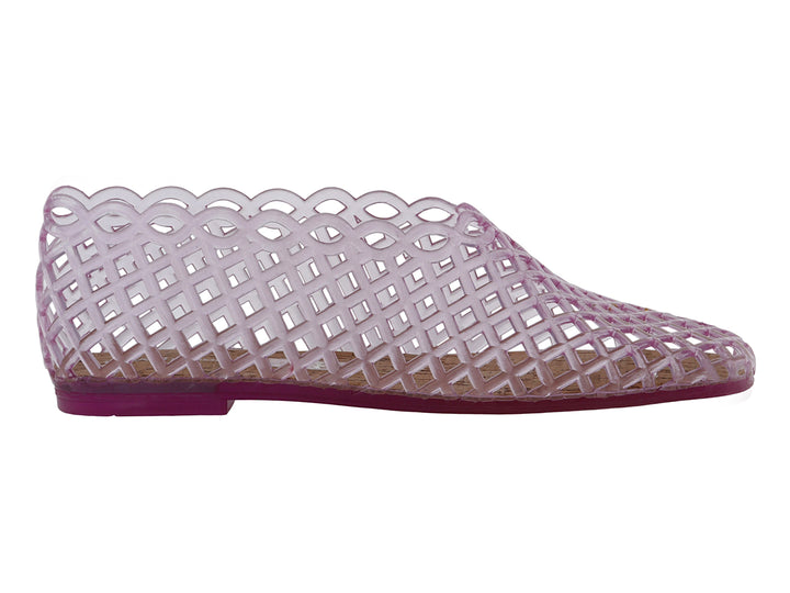 Zapato plano color rosa con diseño de rejilla calada y suela plana.