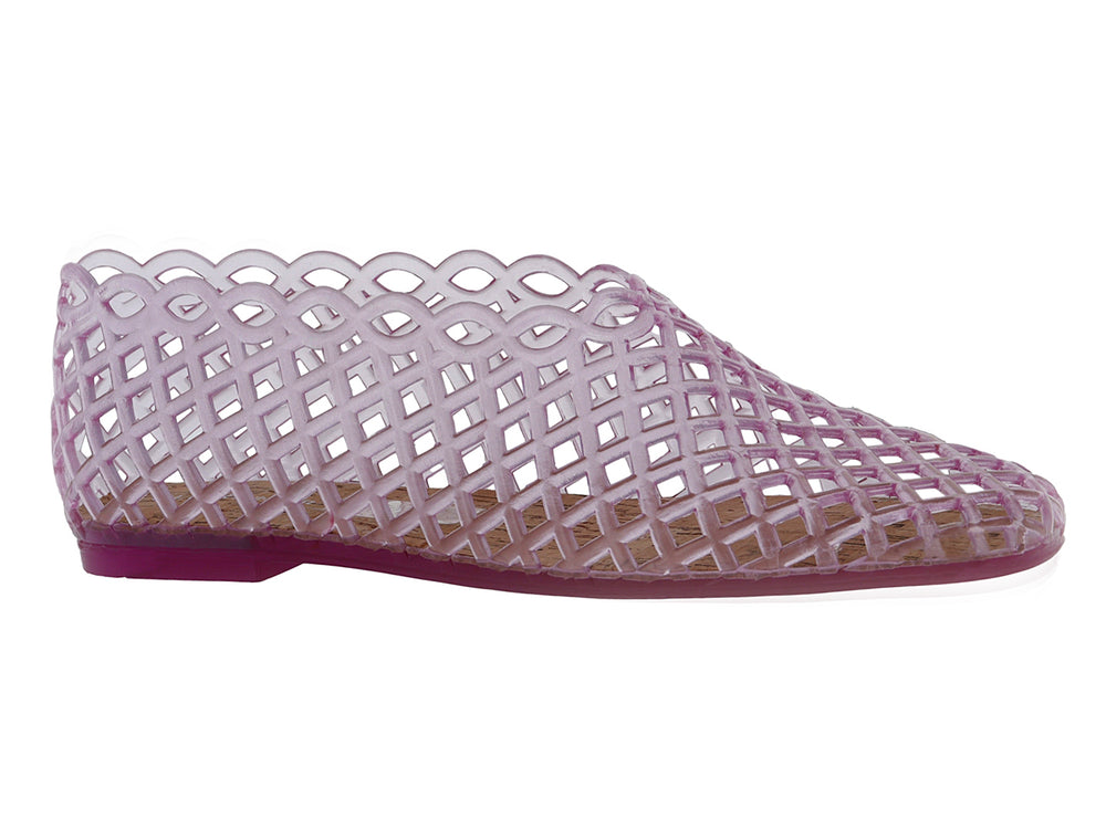 Zapato plano color rosa con diseño de rejilla calada y suela plana.