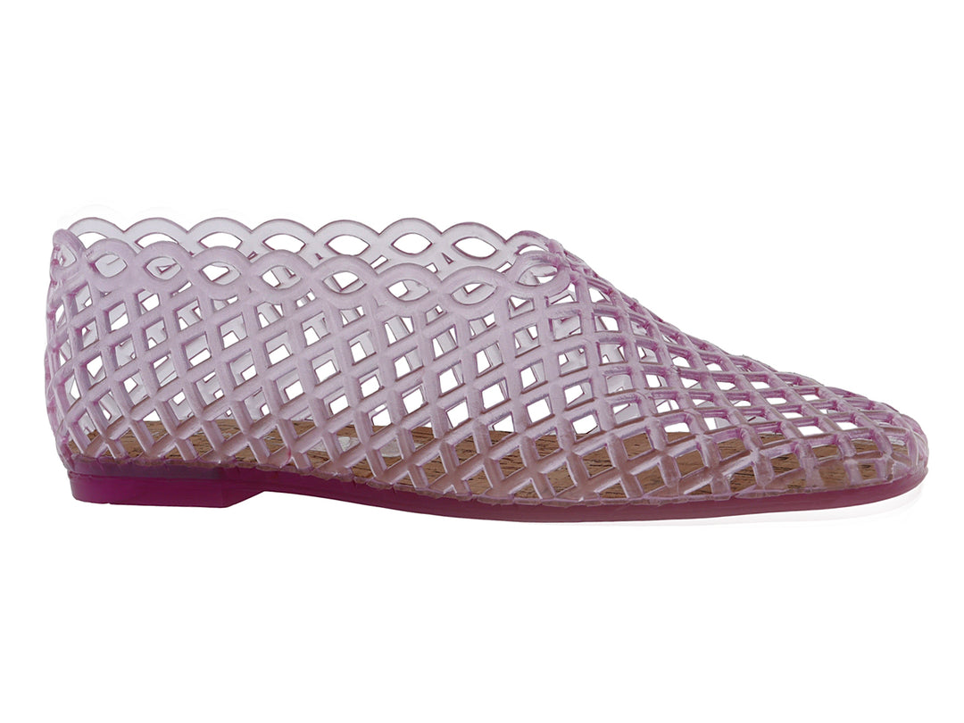 Zapato plano color rosa con diseño de rejilla calada y suela plana.