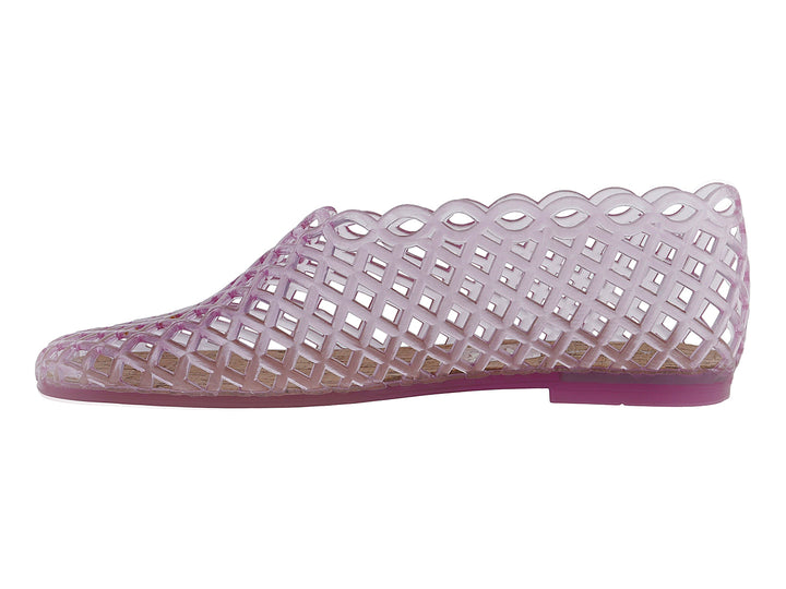 Zapato plano color rosa con diseño de rejilla calada y suela plana.