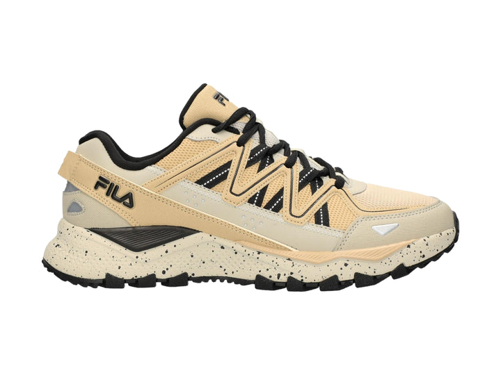 Tenis deportivos FILA color beige con detalles en negro y suela moteada.