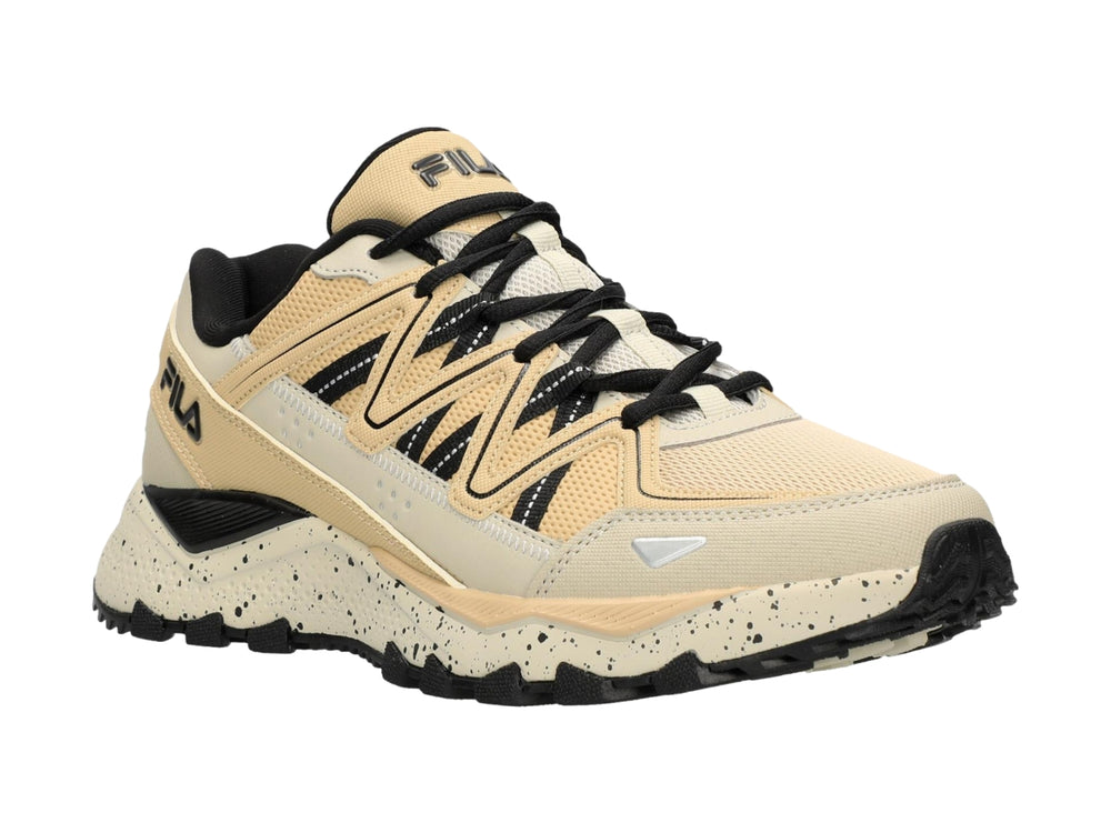 Tenis deportivos FILA color beige con detalles en negro y suela moteada.