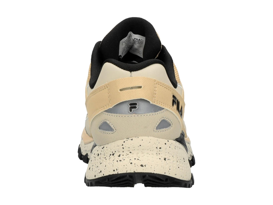 Tenis deportivos FILA color beige con detalles en negro y suela moteada.