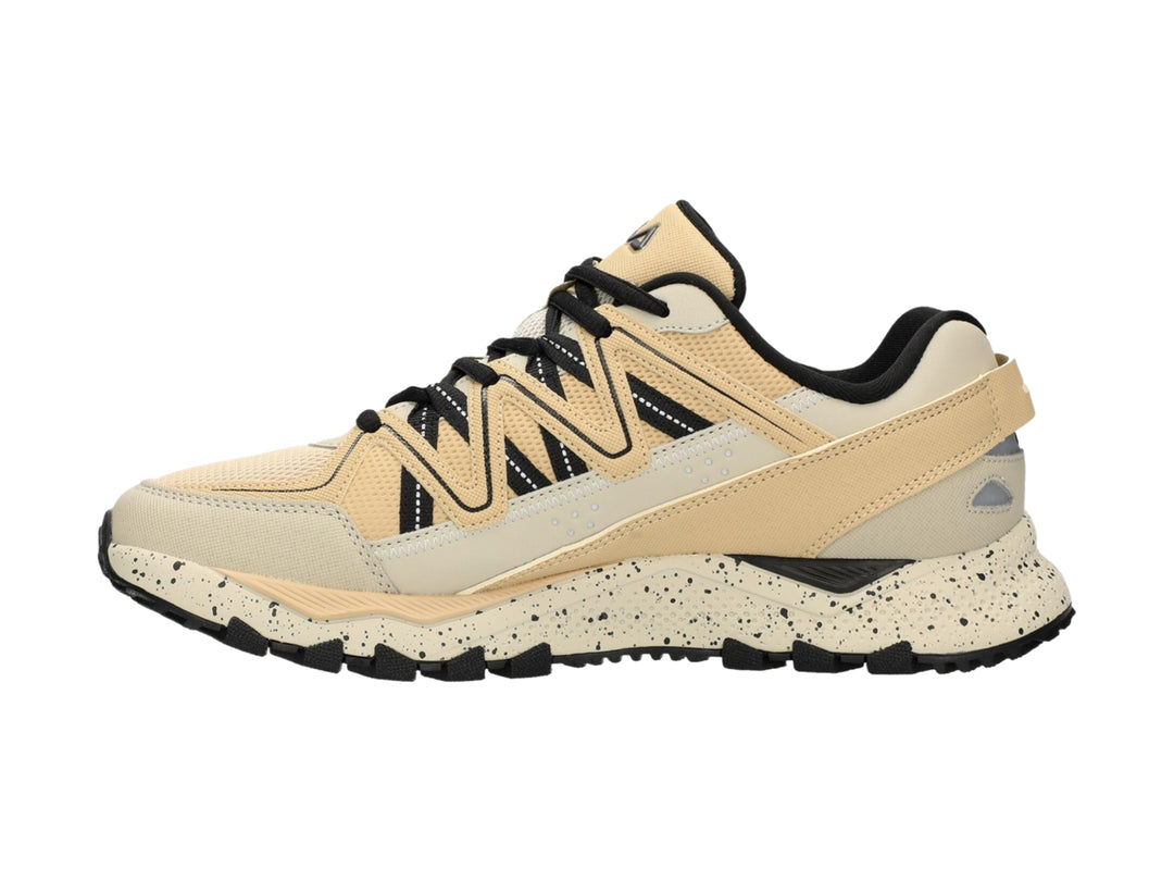 Tenis deportivos FILA color beige con detalles en negro y suela moteada.