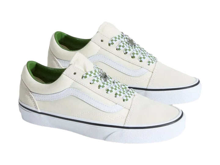 Tenis VANS Old Skool color blanco con agujetas y forro interior en color verde.