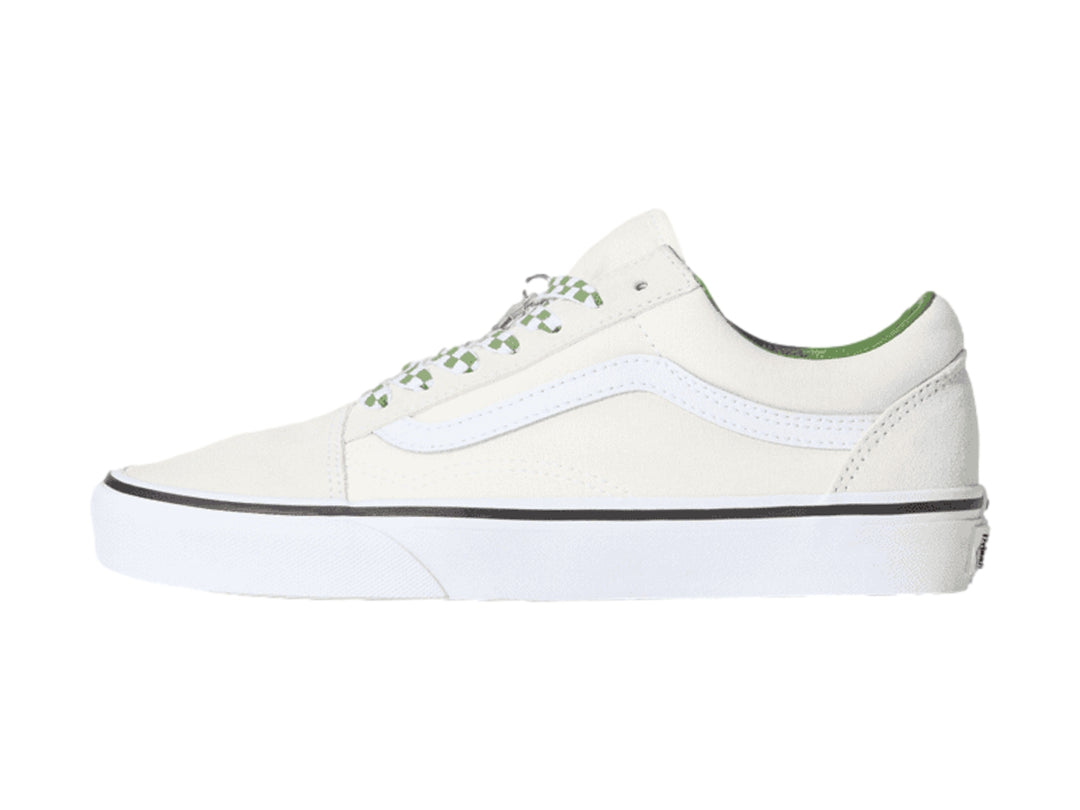 Tenis VANS Old Skool color blanco con agujetas y forro interior en color verde.