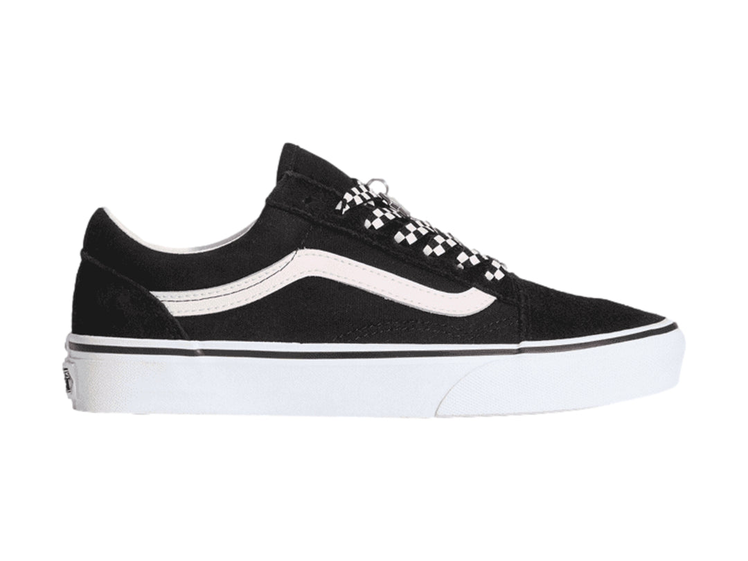 Tenis VANS Old Skool color negro con franja lateral y suela blanca.