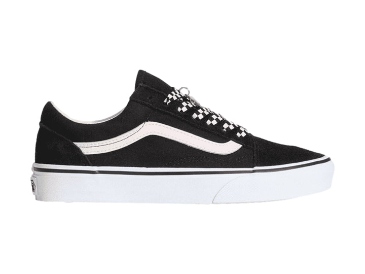 Tenis VANS Old Skool color negro con franja lateral y suela blanca.
