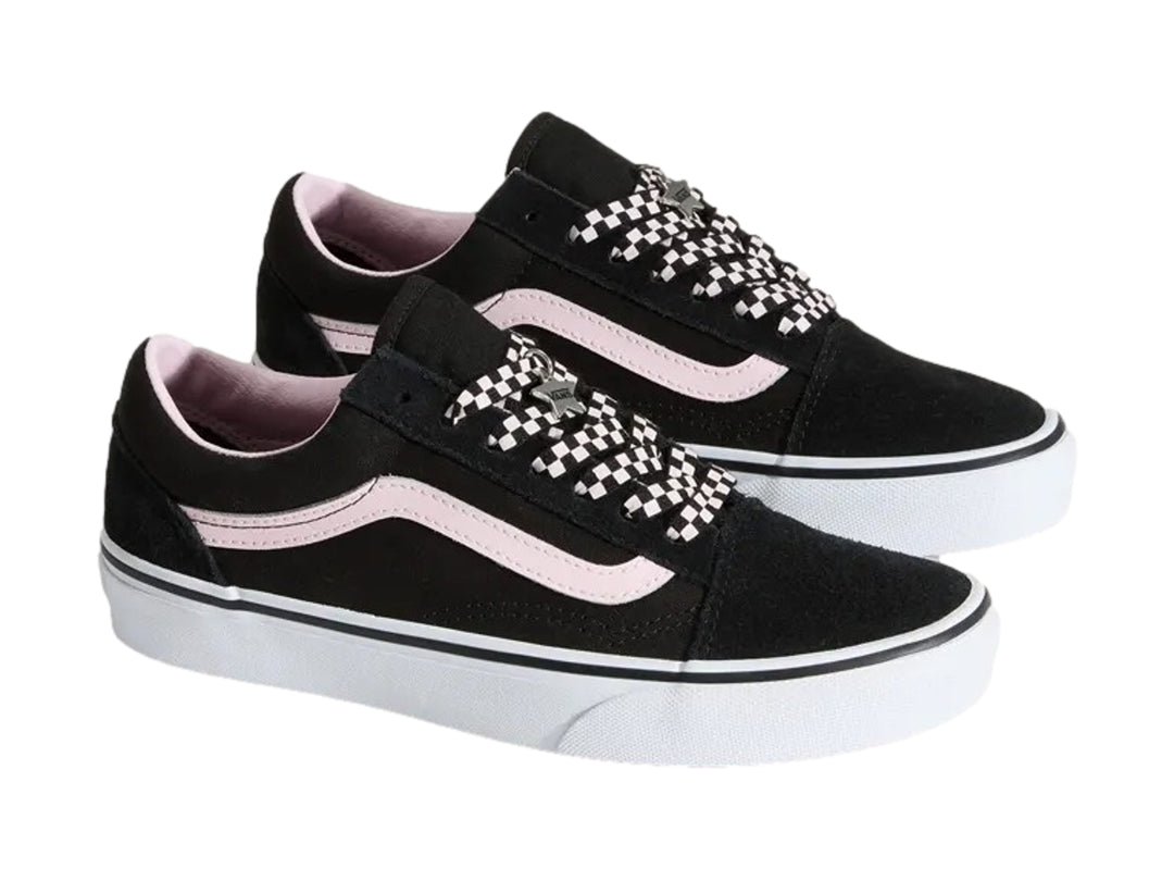Tenis VANS Old Skool color negro con franja lateral y suela blanca.