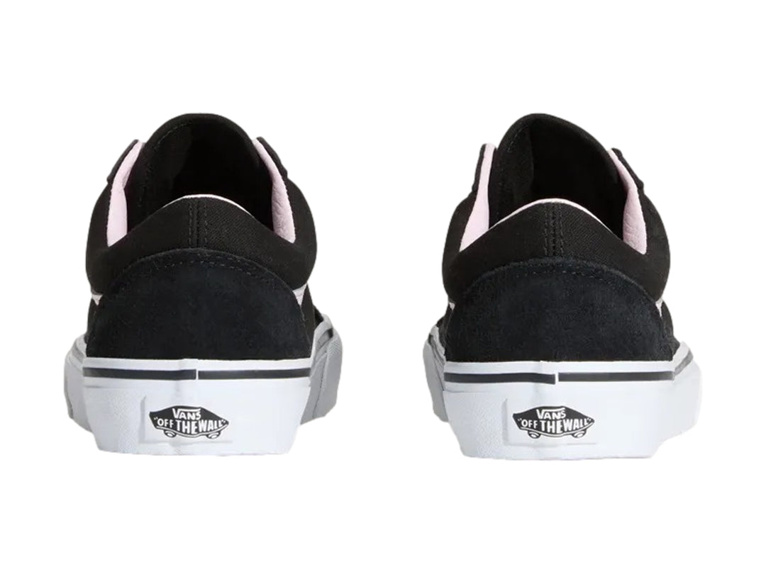 Tenis VANS Old Skool color negro con franja lateral y suela blanca.