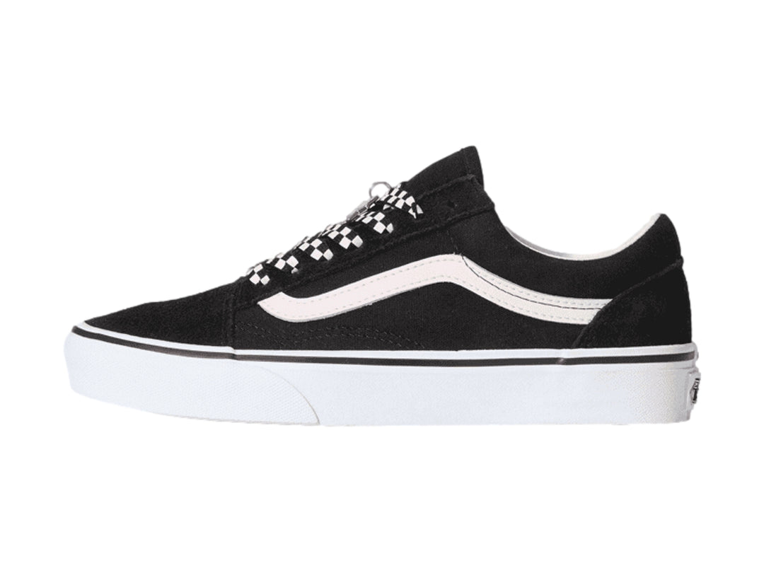 Tenis VANS Old Skool color negro con franja lateral y suela blanca.