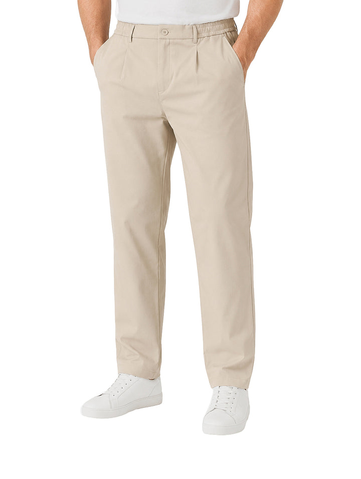 Hombre vistiendo un pantalón color beige de corte recto y estilo casual.