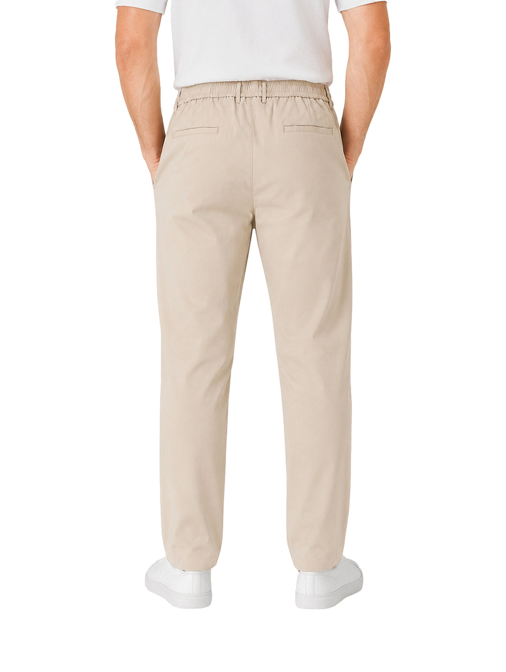 Hombre vistiendo un pantalón color beige de corte recto y estilo casual.