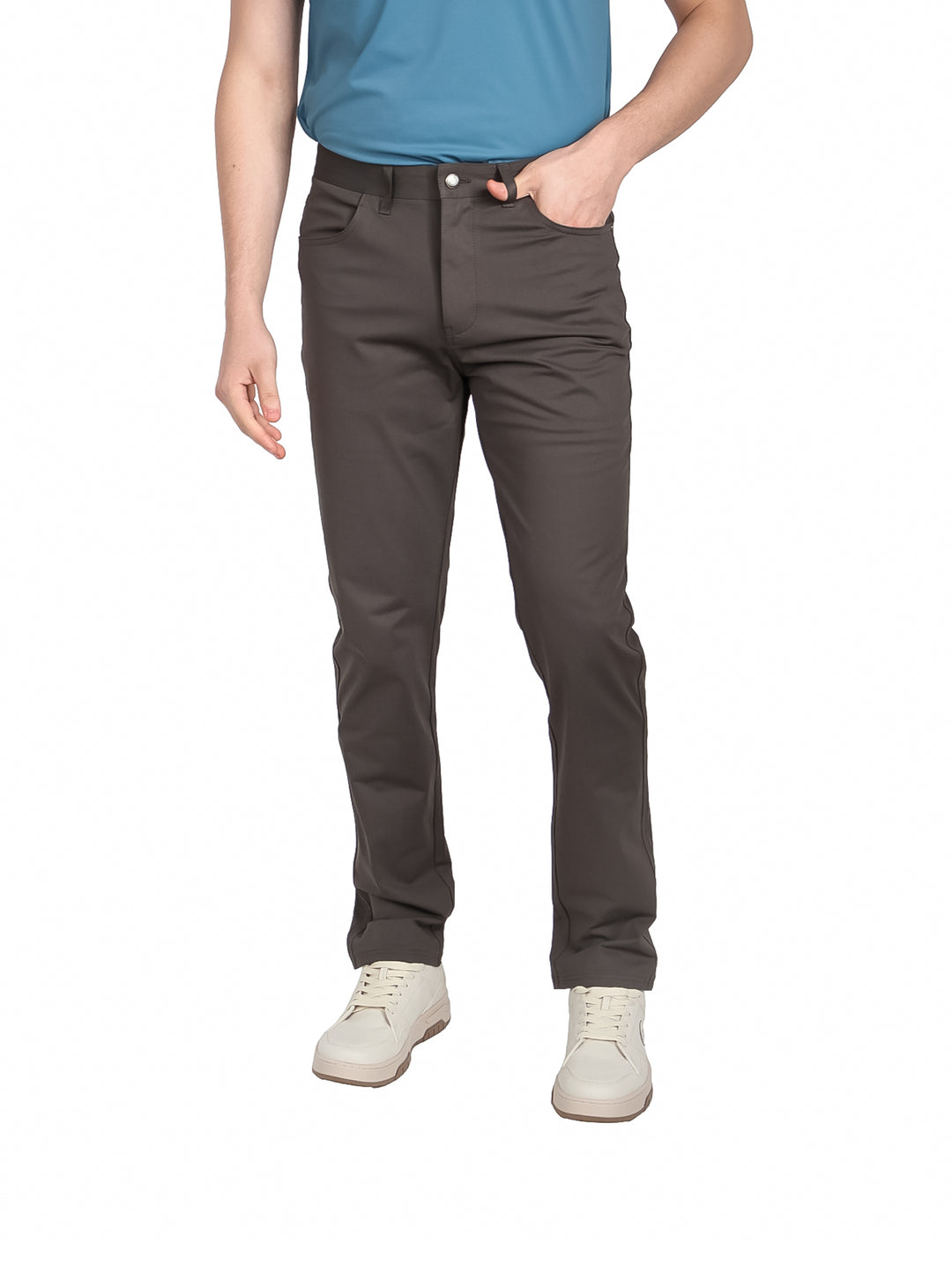 Hombre vistiendo un pantal�n tejano color gris oxford de tela dryfit y calzado blanco.