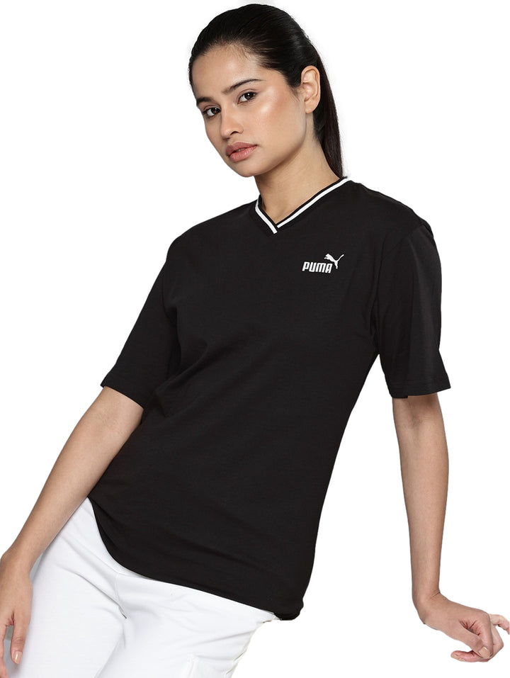 Mujer vistiendo playera PUMA negra de cuello en V con ribete blanco y logotipo en el pecho.