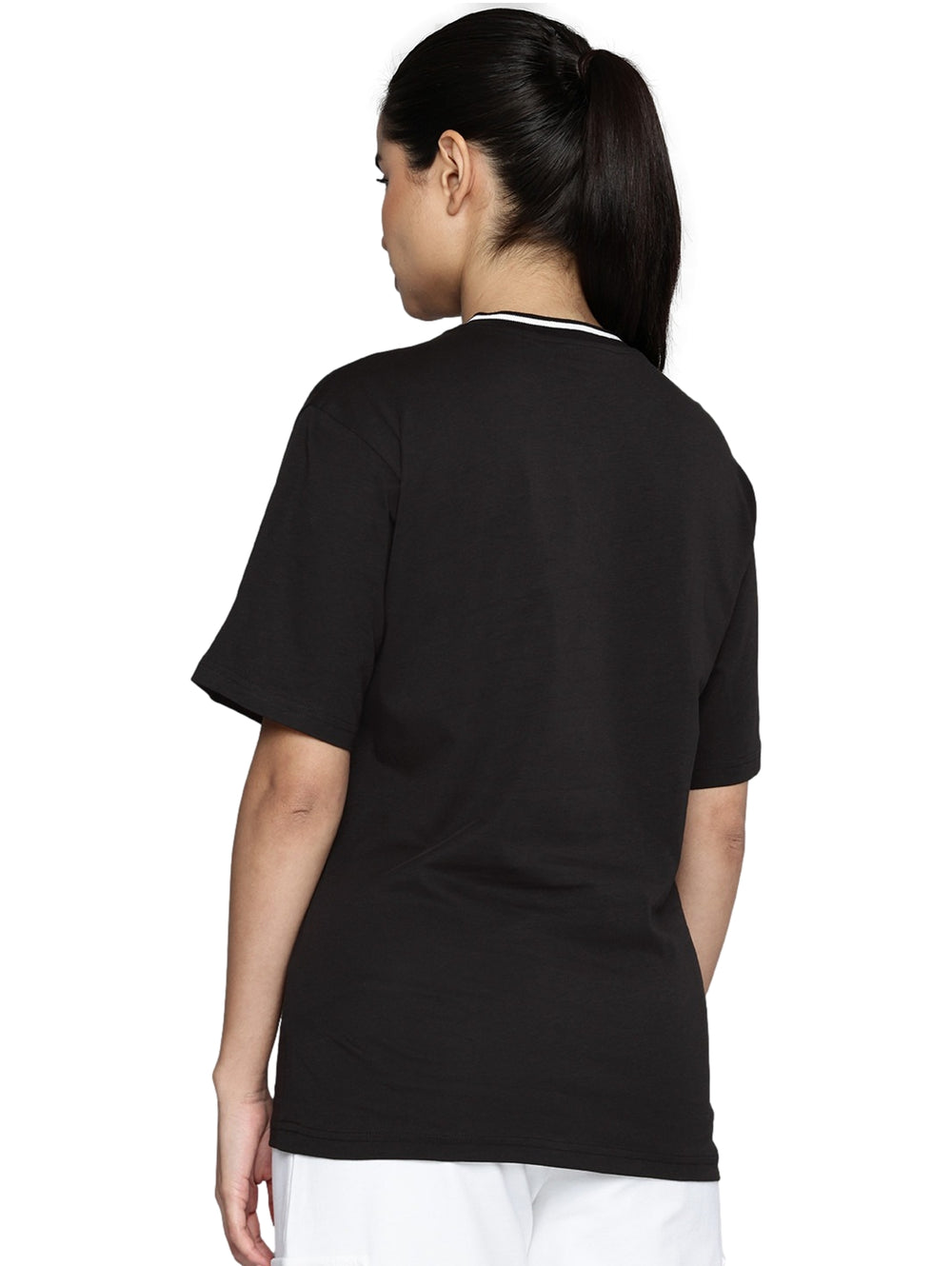 Mujer vistiendo playera PUMA negra de cuello en V con ribete blanco y logotipo en el pecho.