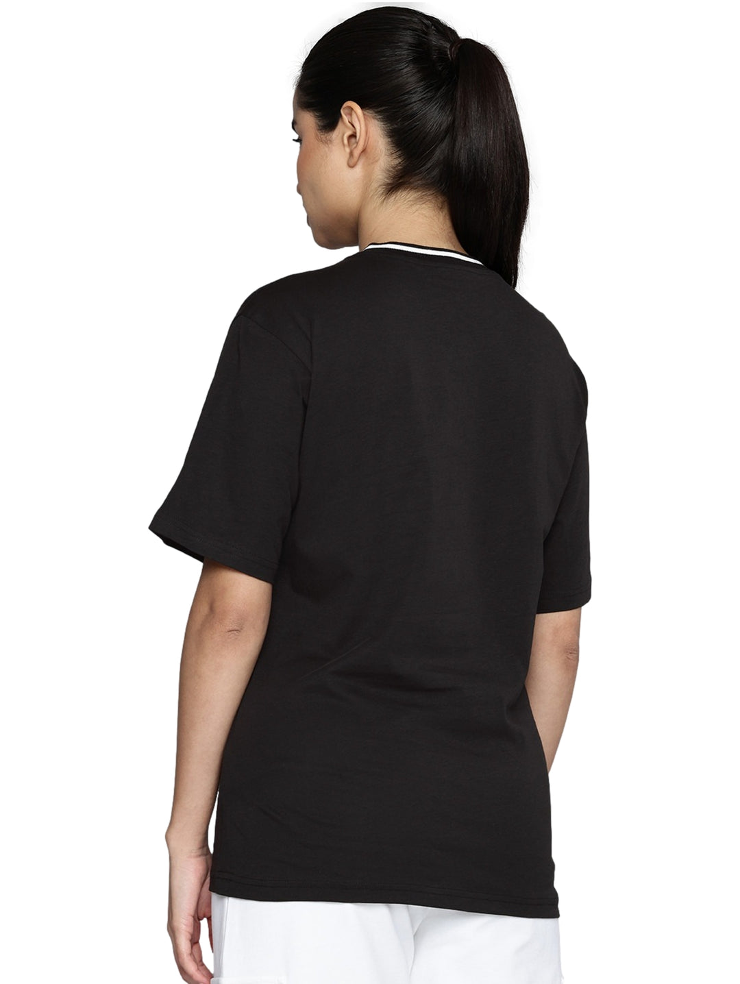 Mujer vistiendo playera PUMA negra de cuello en V con ribete blanco y logotipo en el pecho.