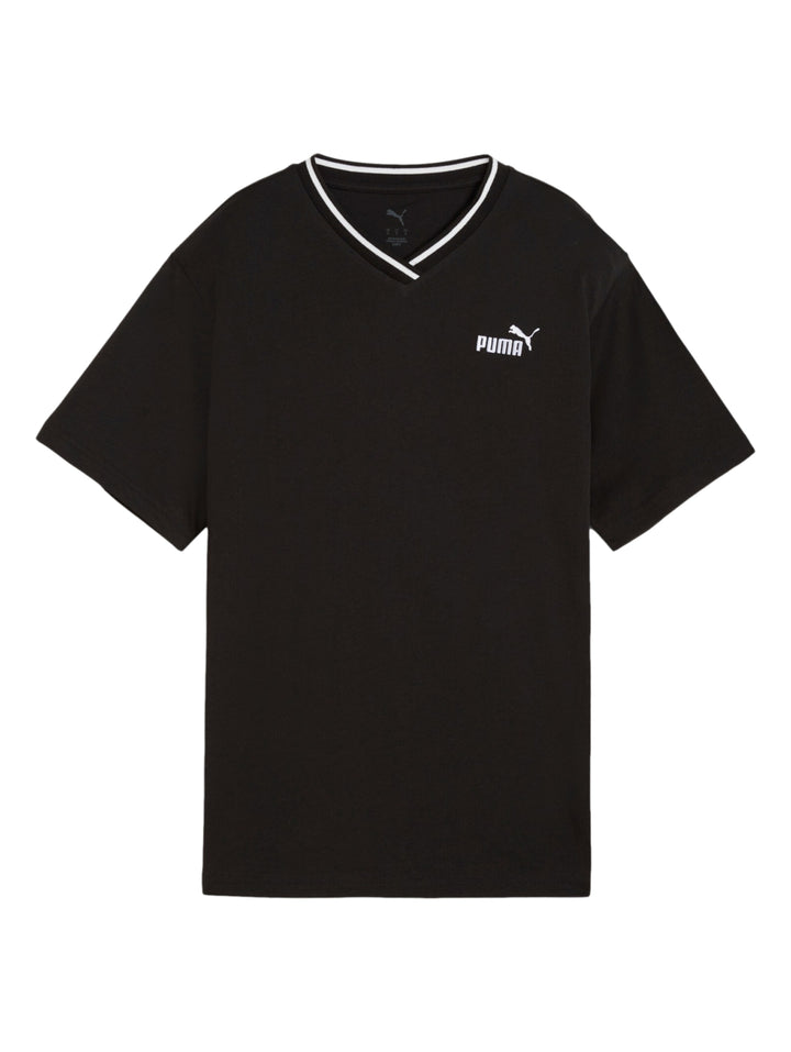 Mujer vistiendo playera PUMA negra de cuello en V con ribete blanco y logotipo en el pecho.
