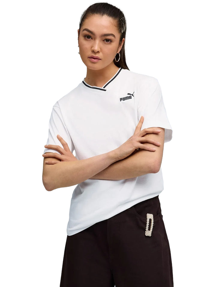 Mujer vistiendo una camiseta blanca PUMA de cuello en V con detalle negro en el cuello.