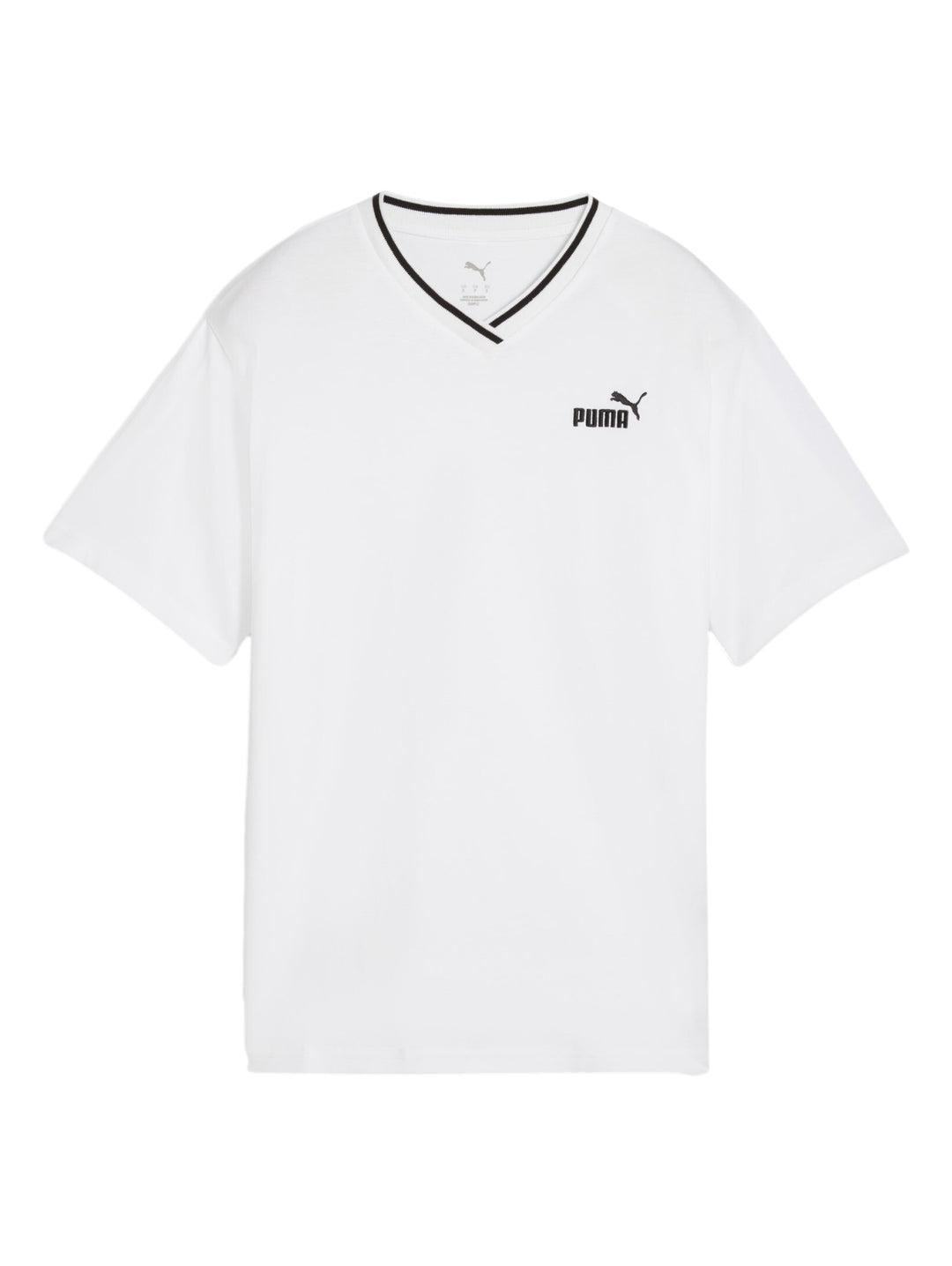 Mujer vistiendo una camiseta blanca PUMA de cuello en V con detalle negro en el cuello.