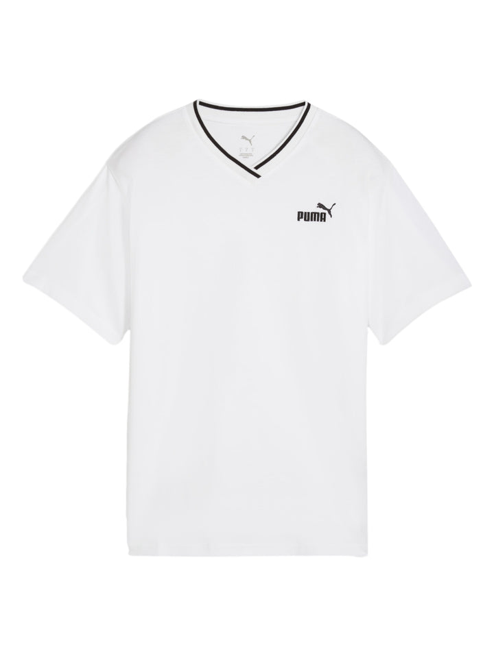Mujer vistiendo una camiseta blanca PUMA de cuello en V con detalle negro en el cuello.
