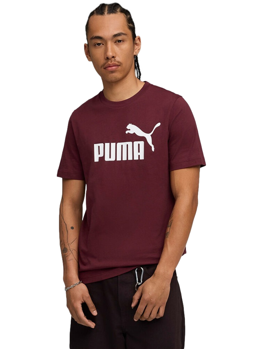 Hombre vistiendo camiseta PUMA color rubí con logotipo blanco en el pecho.