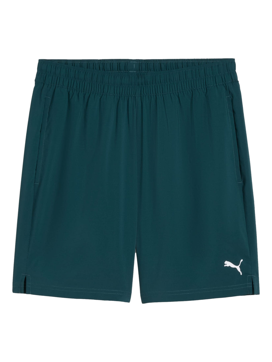 Hombre vistiendo shorts deportivos PUMA en color verde oscuro Green Terrain.