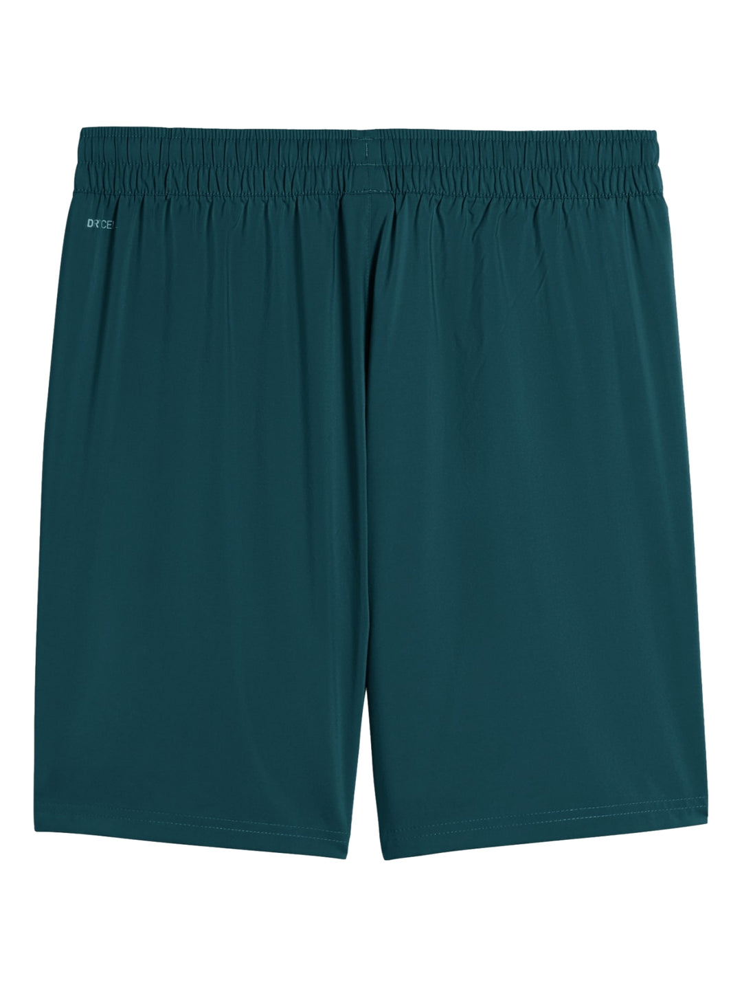 Hombre vistiendo shorts deportivos PUMA en color verde oscuro Green Terrain.