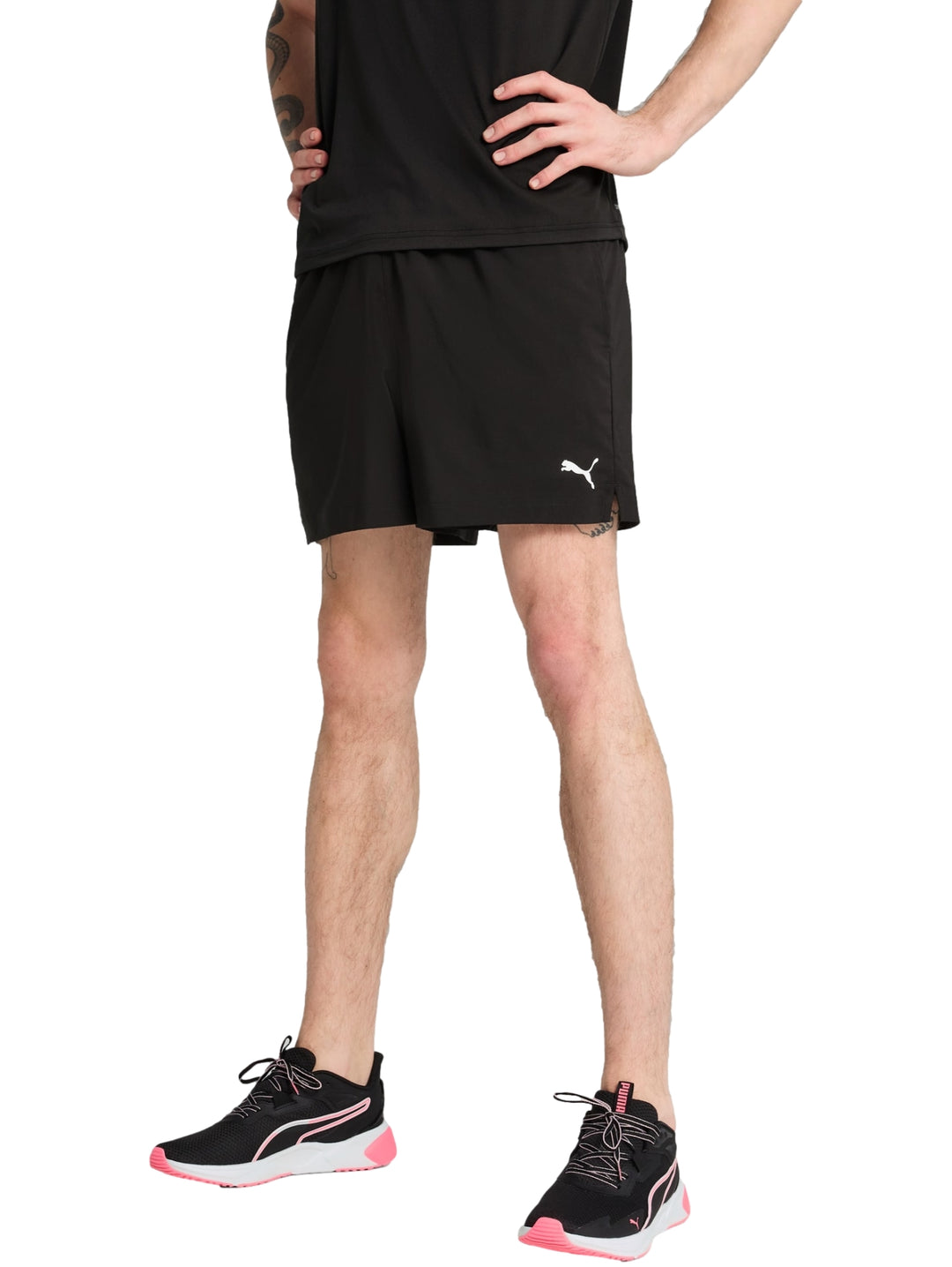 Hombre vistiendo shorts deportivos color negro de la marca PUMA.