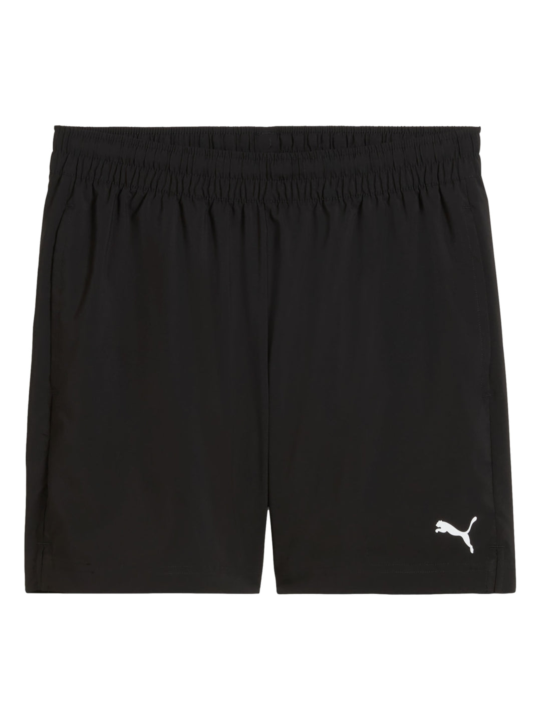 Hombre vistiendo shorts deportivos color negro de la marca PUMA.
