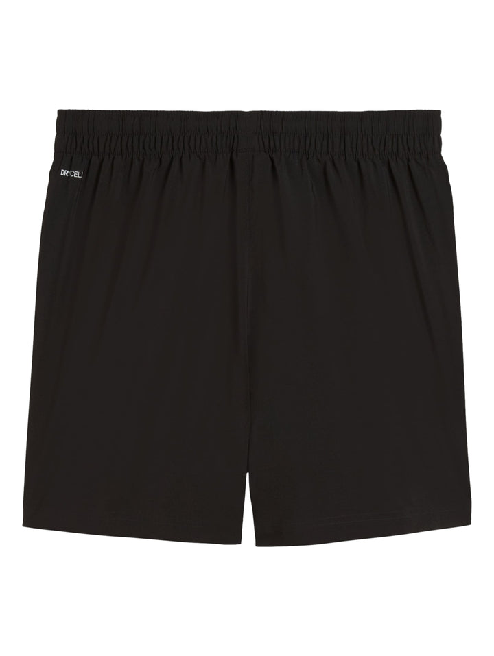 Hombre vistiendo shorts deportivos color negro de la marca PUMA.