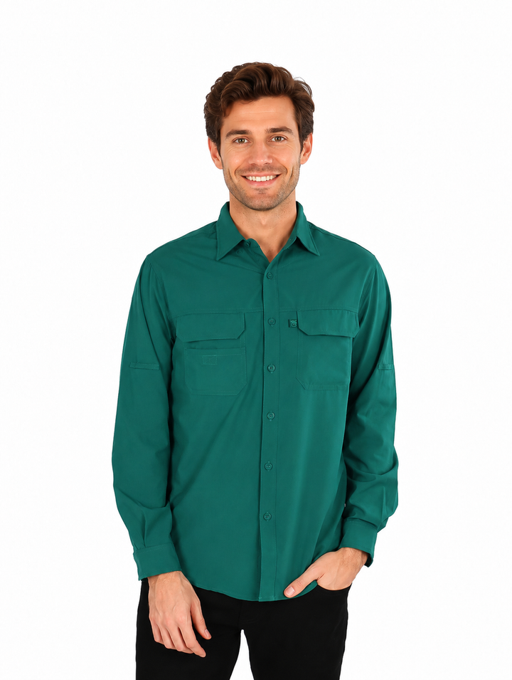 Hombre vistiendo una camisa verde de manga larga con bolsillos frontales y estilo outdoor.
