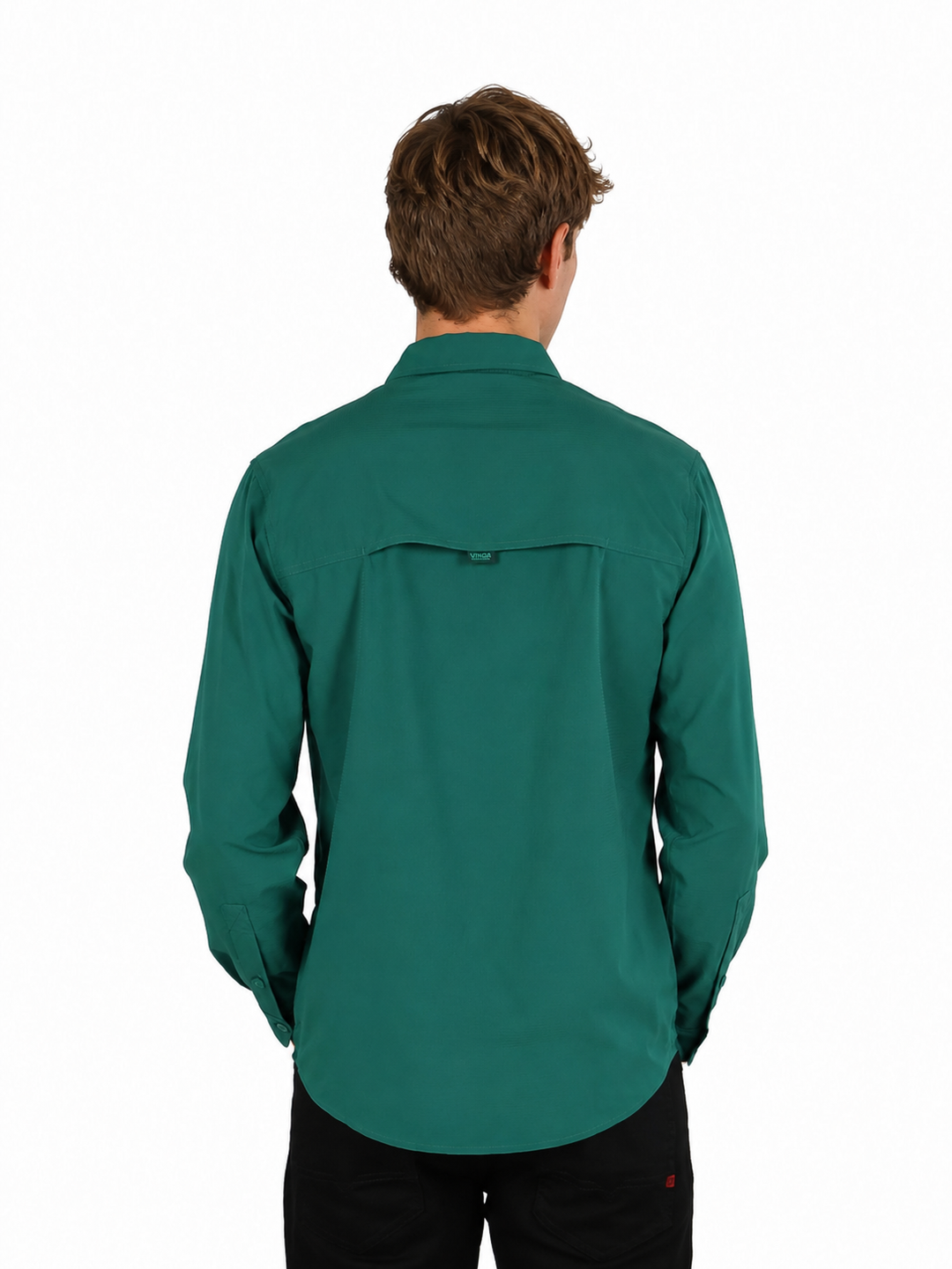 Hombre vistiendo una camisa verde de manga larga con bolsillos frontales y estilo outdoor.