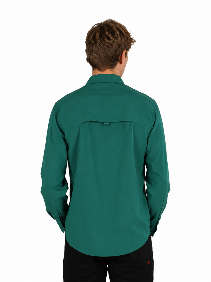 Hombre vistiendo una camisa verde de manga larga con bolsillos frontales y estilo outdoor.