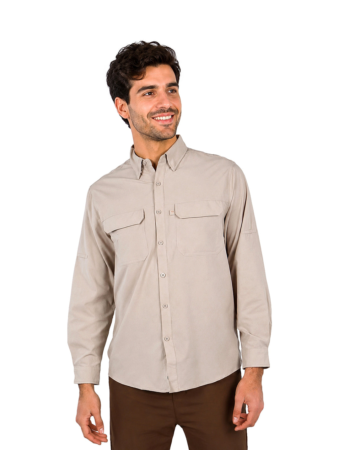 Hombre vistiendo una camisa de manga larga color arena con bolsillos frontales y tecnolog�a outdoor.