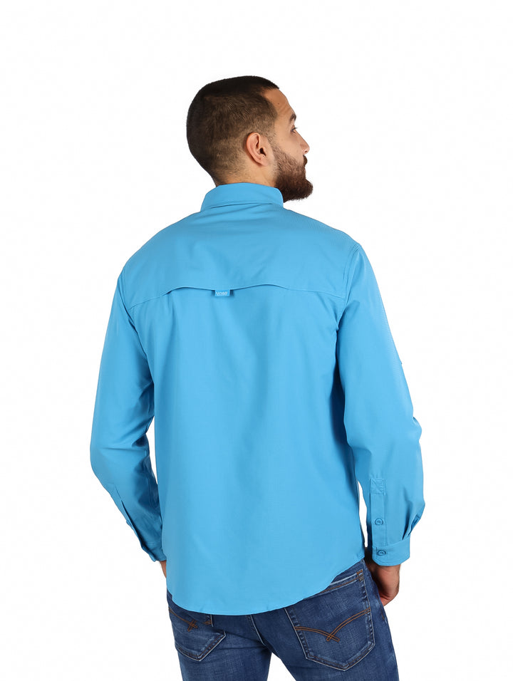 Hombre vistiendo camisa azul echo de tecnolog�a outdoor con bolsillos frontales y manga larga.