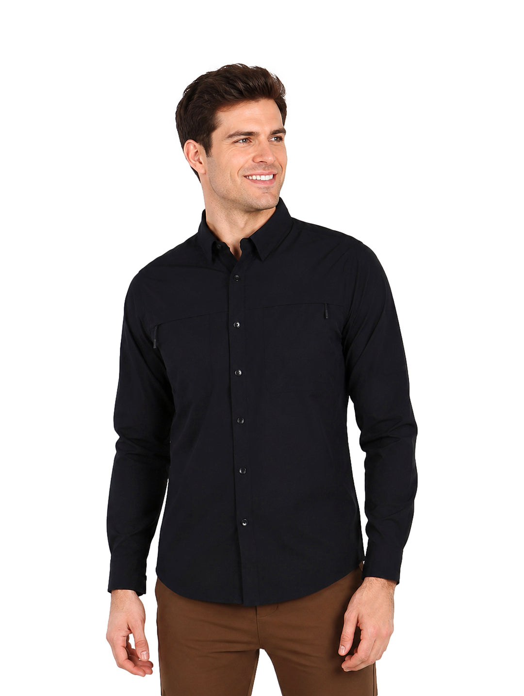 Hombre vistiendo una camisa outdoor de manga larga en color negro con cuello y botones frontales.