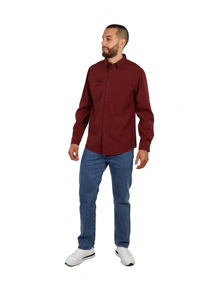 Hombre vistiendo camisa outdoor de color uva grape con manga larga y bolsillos frontales.