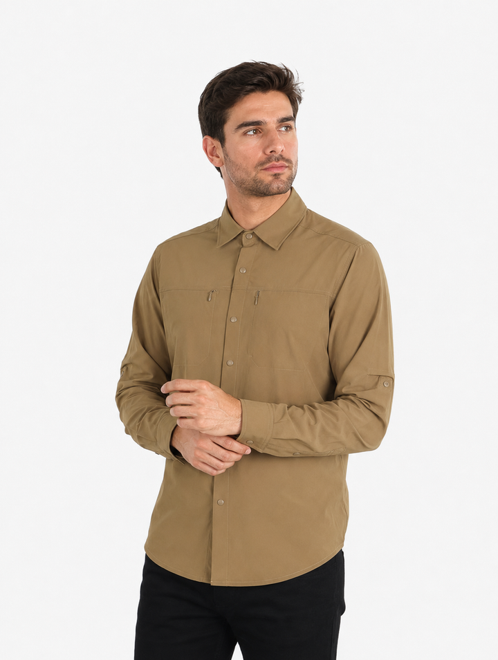 Hombre vistiendo una camisa outdoor de manga larga en color marr�n nut con cuello y bolsillos frontales.