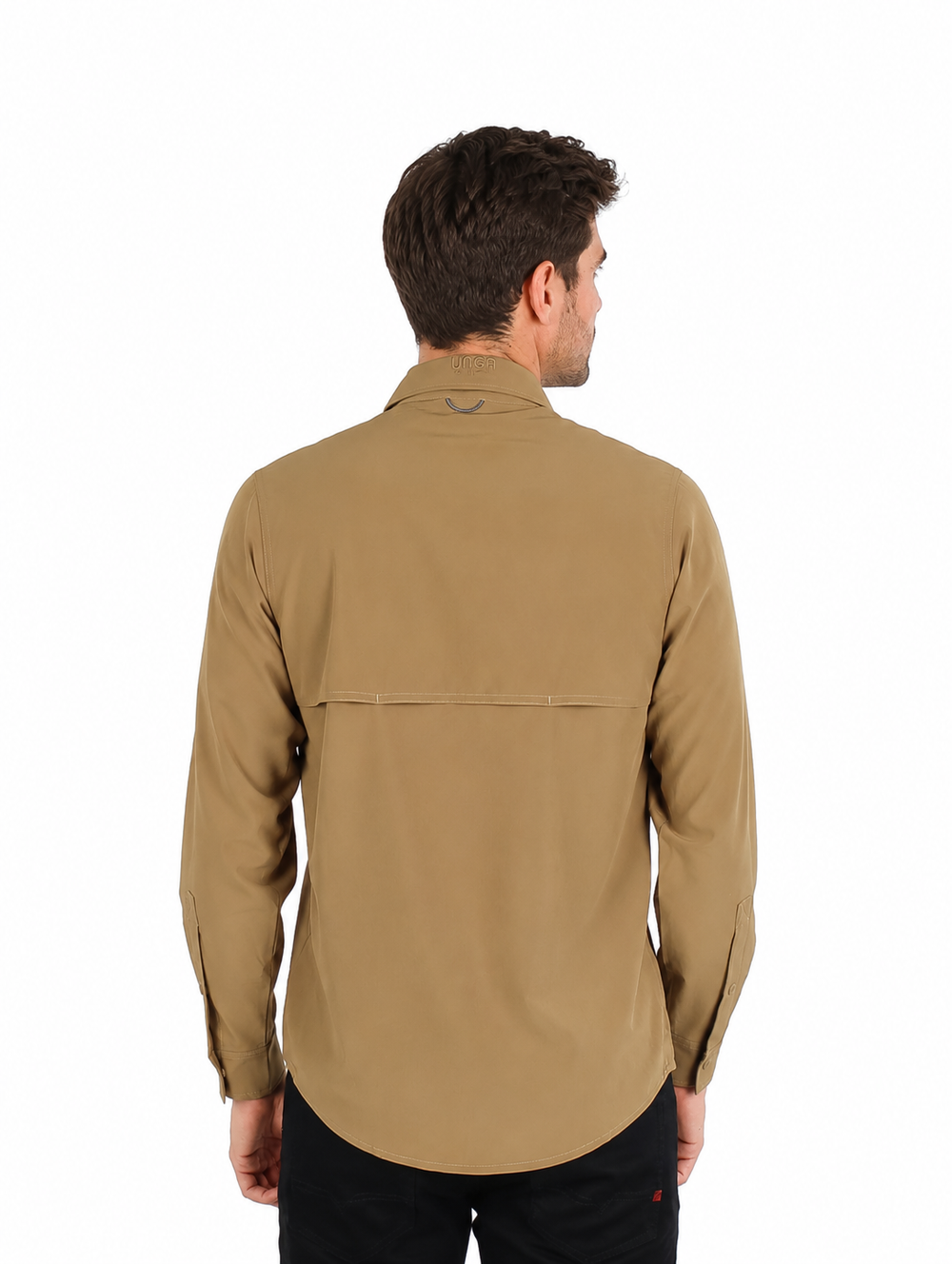 Hombre vistiendo una camisa outdoor de manga larga en color marr�n nut con cuello y bolsillos frontales.