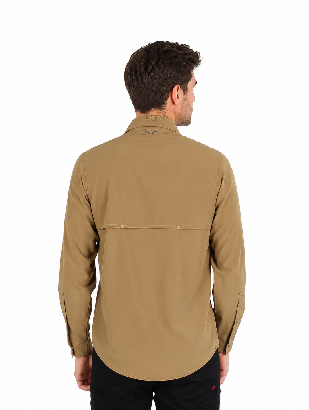 Hombre vistiendo una camisa outdoor de manga larga en color marr�n nut con cuello y bolsillos frontales.
