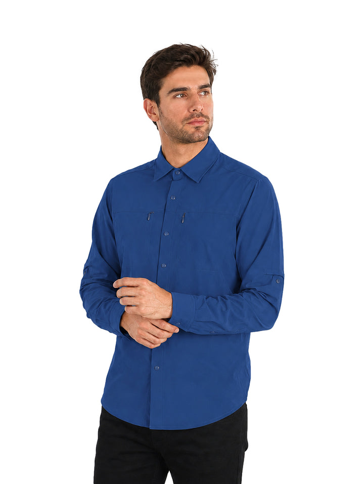 Hombre vistiendo camisa outdoor de manga larga en color azul life con cuello y botones frontales.