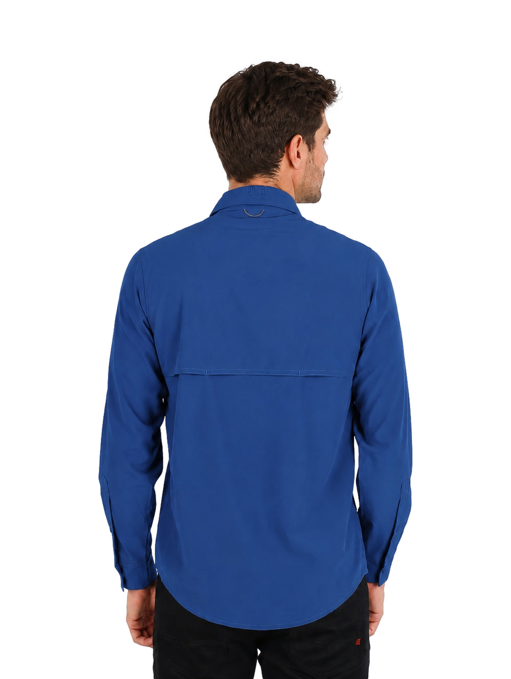 Hombre vistiendo camisa outdoor de manga larga en color azul life con cuello y botones frontales.